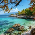 Strandblick in Ksamil mit sonnigem Wetter im Oktober, perfekt für Urlaubsplanungen