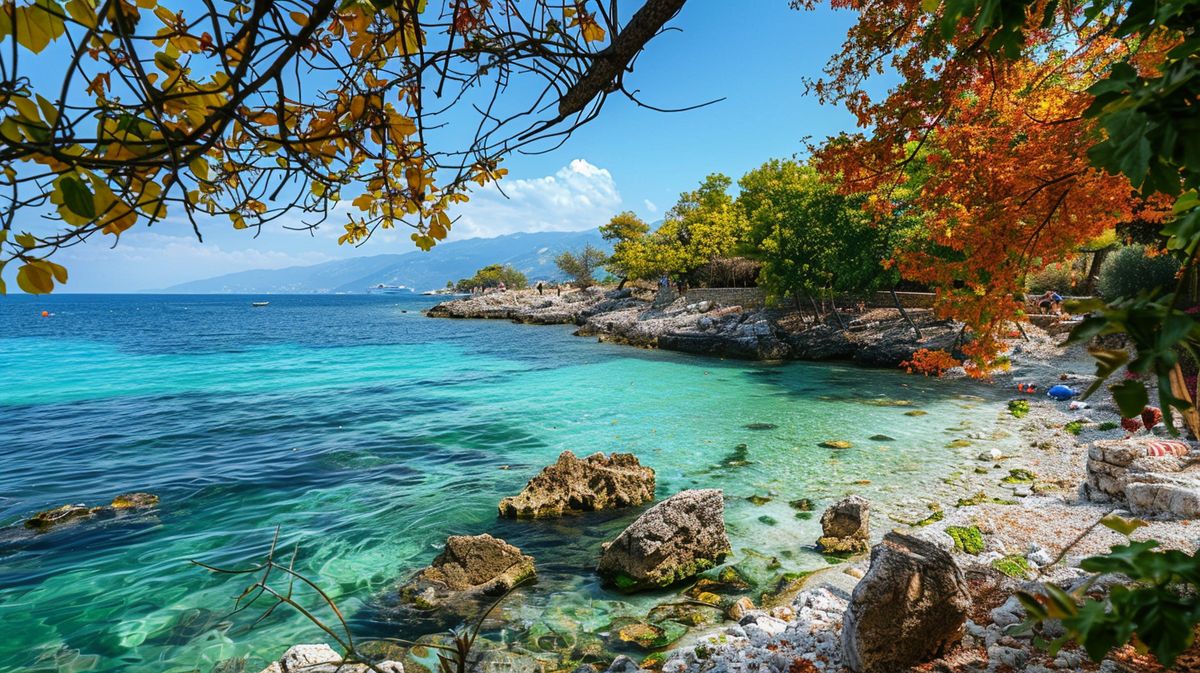 Strandblick in Ksamil mit sonnigem Wetter im Oktober, perfekt für Urlaubsplanungen