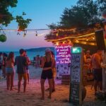 Lebhafte Ksamil Party am Strand mit tanzenden Menschen bei Sonnenuntergang