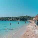 Sonniger Strand in Ksamil mit klarem blauem Wasser, ideal für Ksamil Wetter September