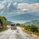 Bus von Tirana nach Ksamil fährt auf einer malerischen Straße durch Albanien